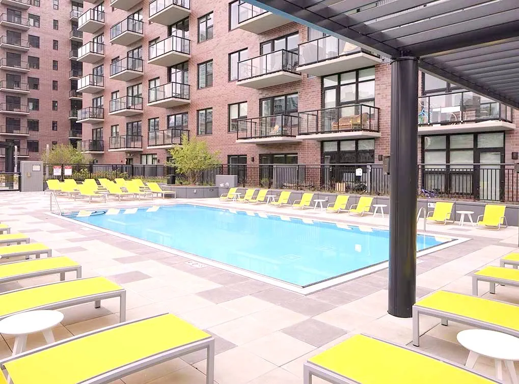 AMLI Lofts pool during daytime